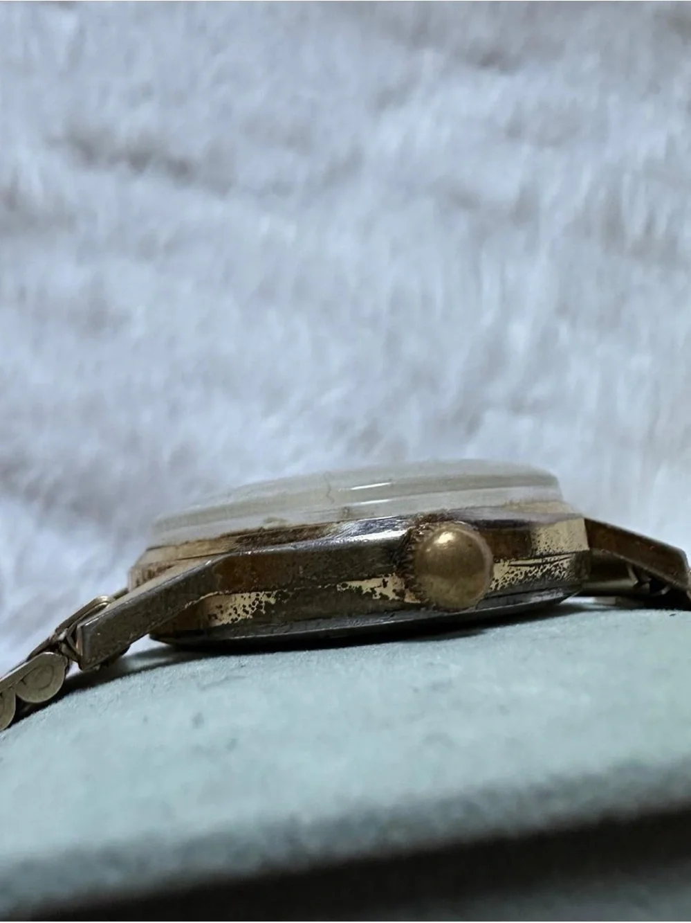 Vintage Dorset Men’s Gold-Tone Date mechanical Watch